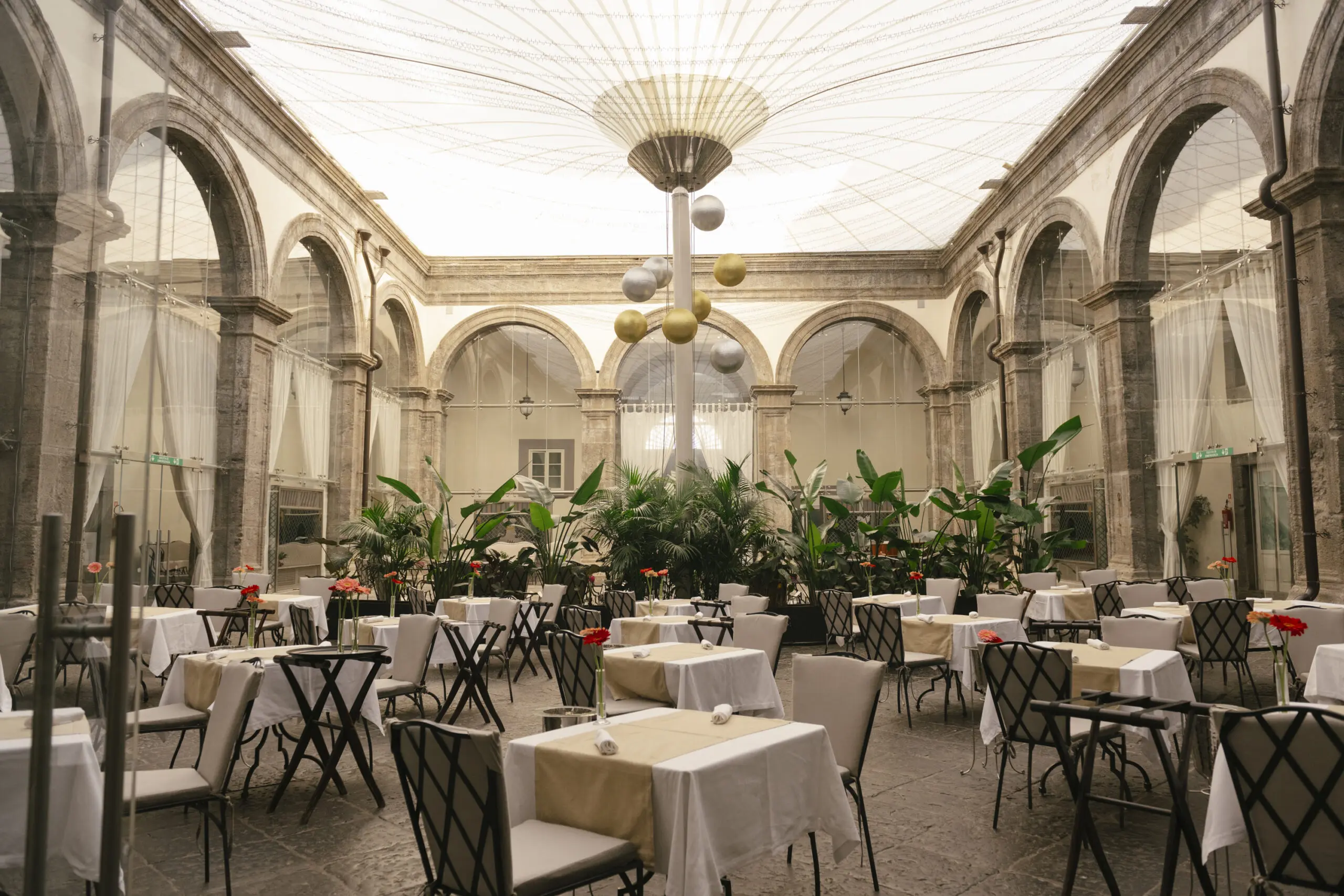 Il chiostro di Palazzo Caracciolo