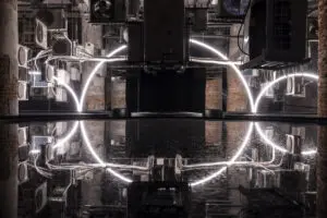 The Third Paradise Perspective è l’installazione posta nella prima sala delle Corderie dell’Arsenale, che sottolinea l’urgenza di una riflessione collettiva sul futuro del pianeta. (Foto di Marco Zorzanello, Courtesy La Biennale di Venezia)