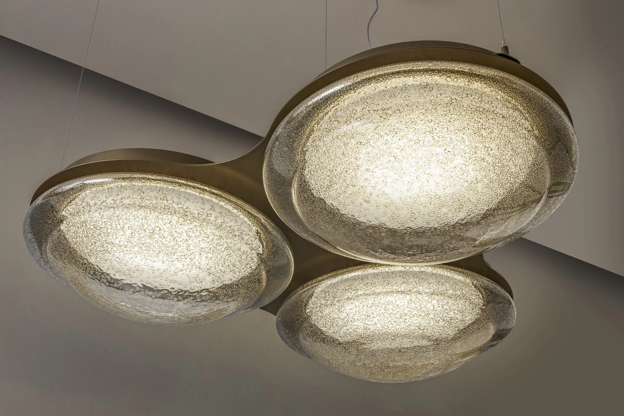 La lampada a sospensione Baryon di Olev