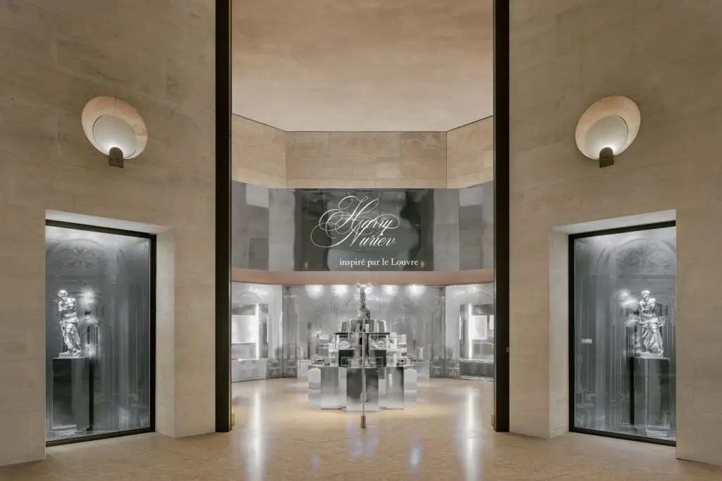 Installazione al Louvre. Courtesy Benoit Florencon