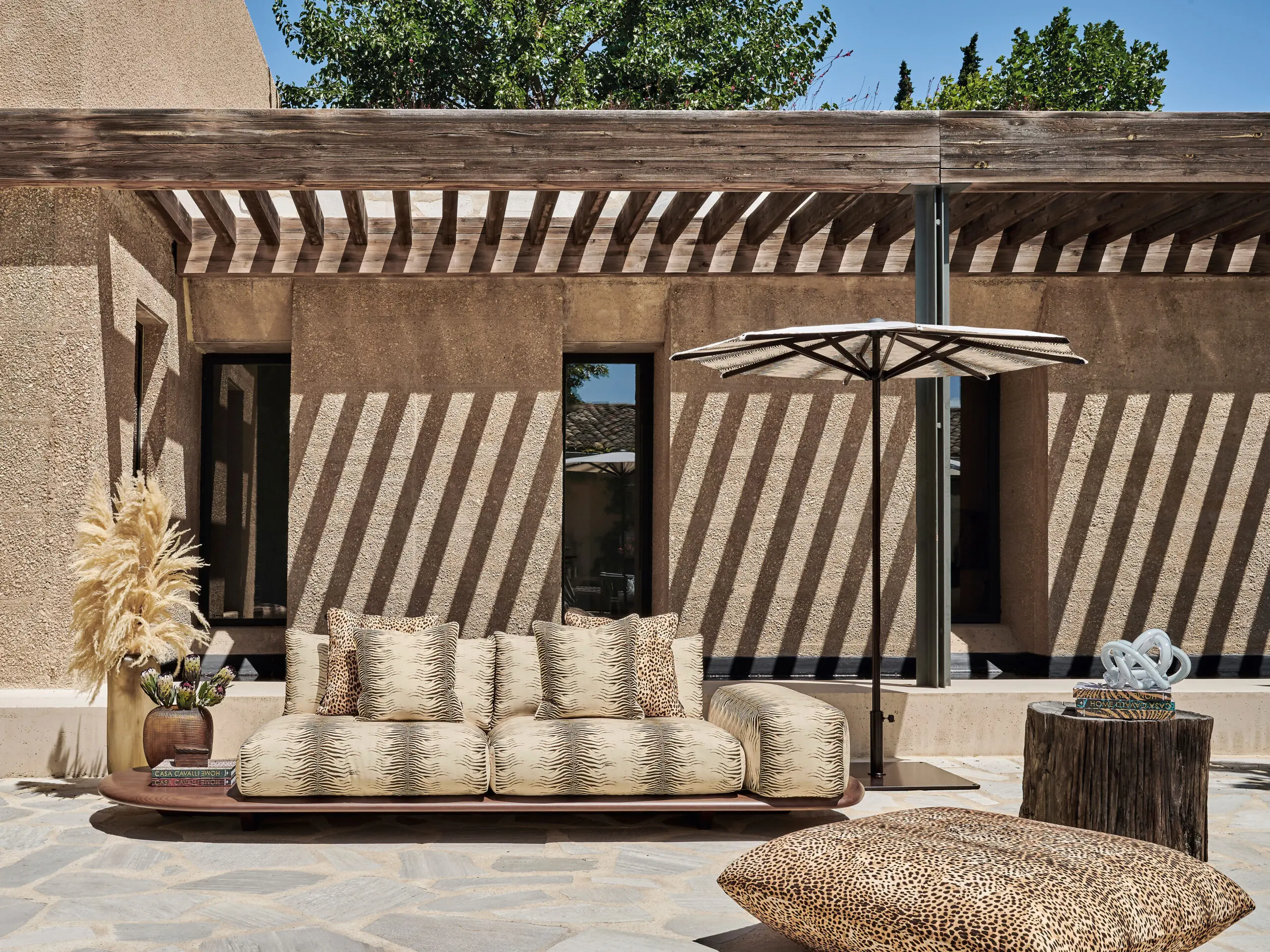 Il nuovo divano Moreno di Roberto Cavalli Home Interiors