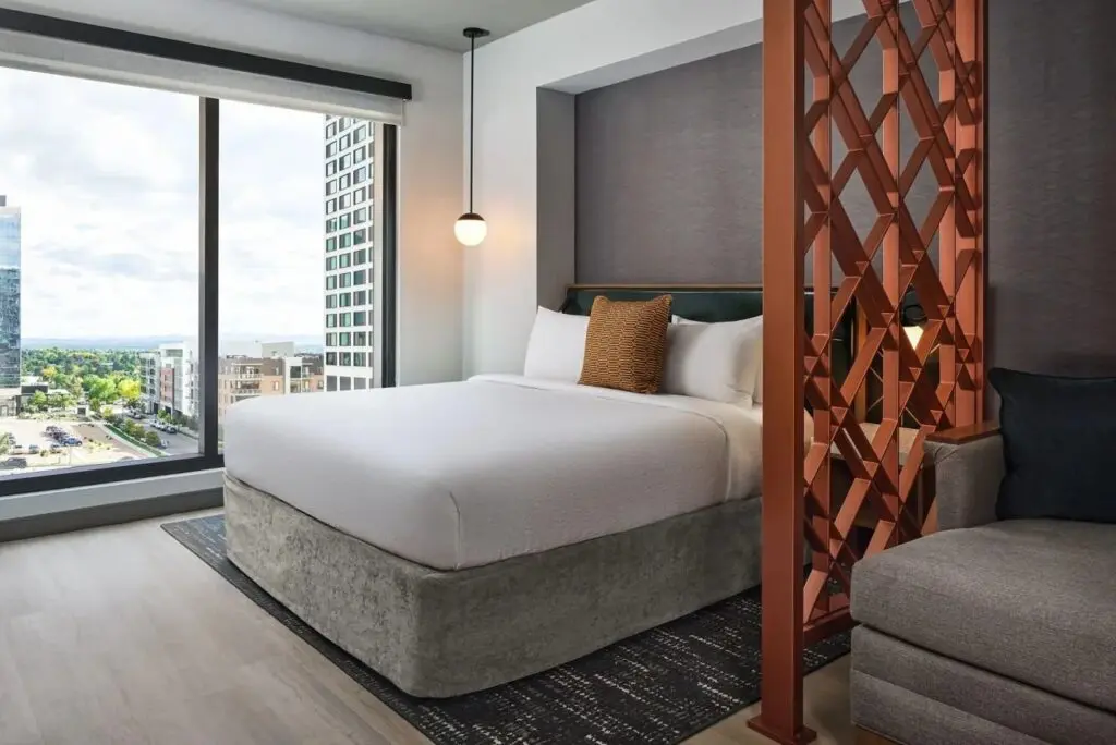 Una della camere dell'Apiary Hotel, Denver, Marriott