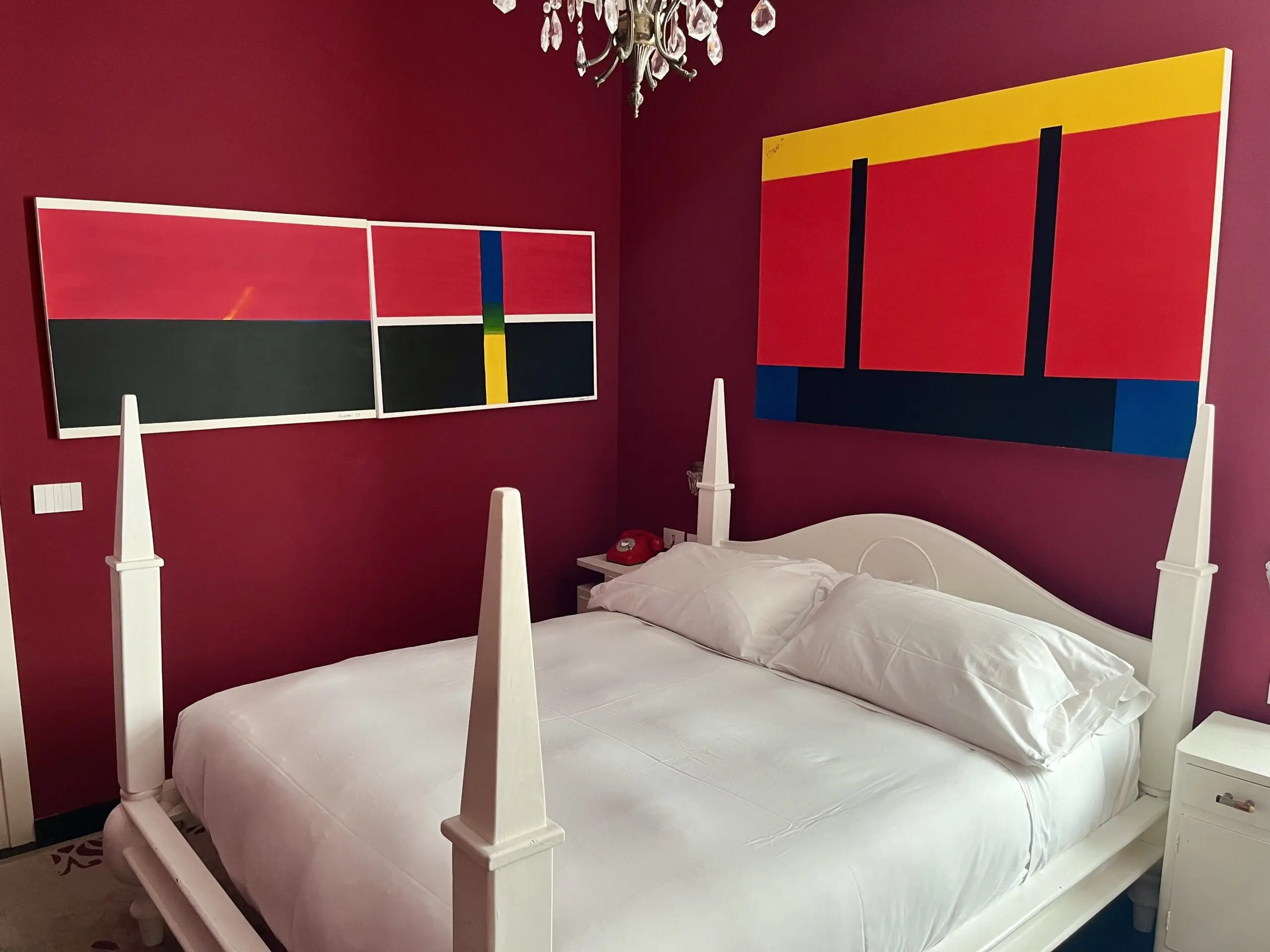 Hotel Miramare di Cagliari, camera Bertus de Nukor con opere di Giovanni Brazzi