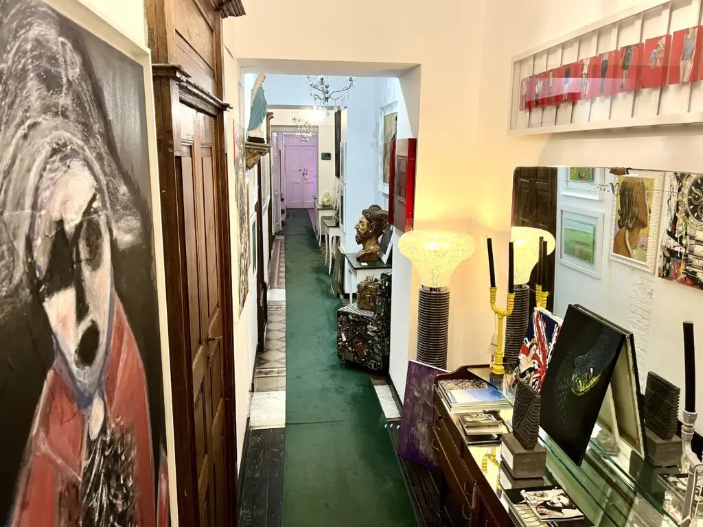 Il corridoio-galleria dell'Hotel Miramare di Cagliari