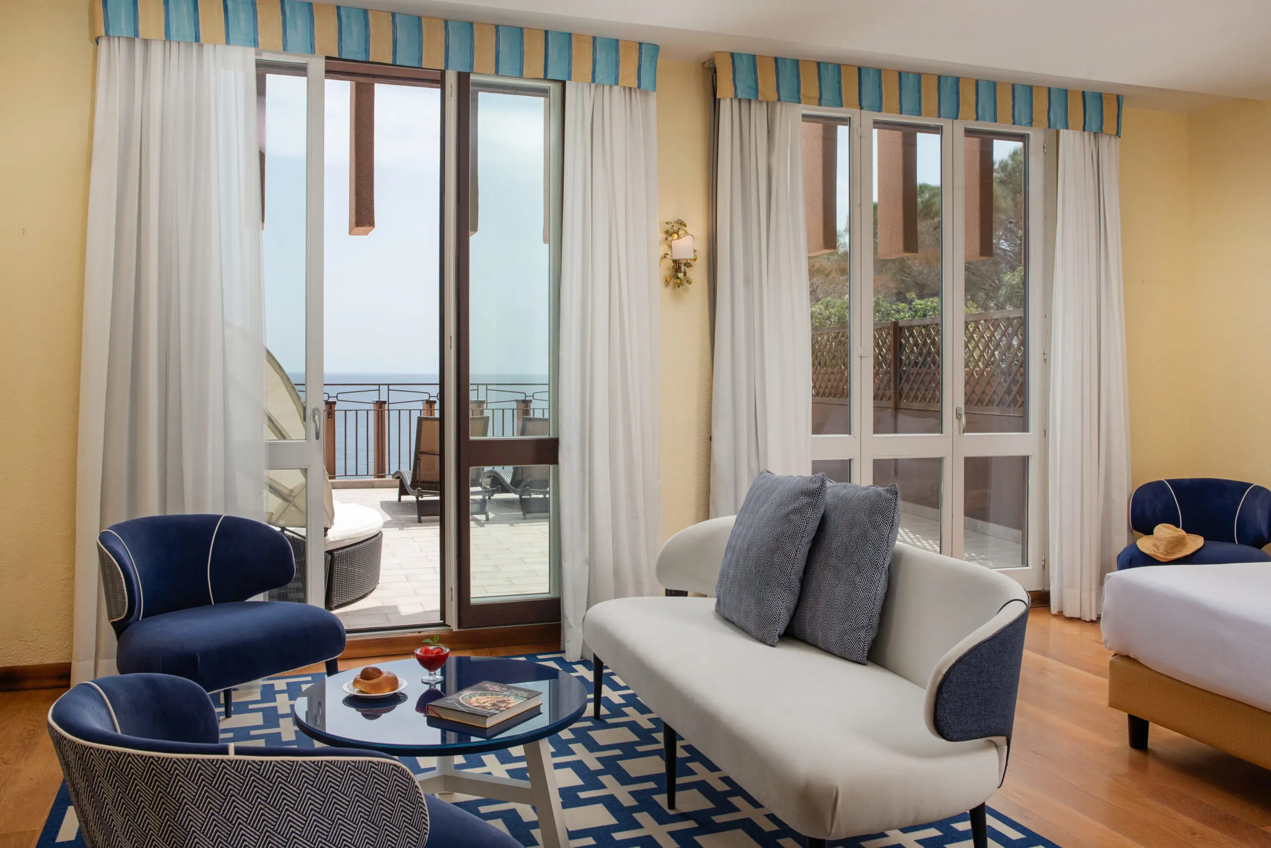 UNA Hotels Capotaormina, il living di una double suite