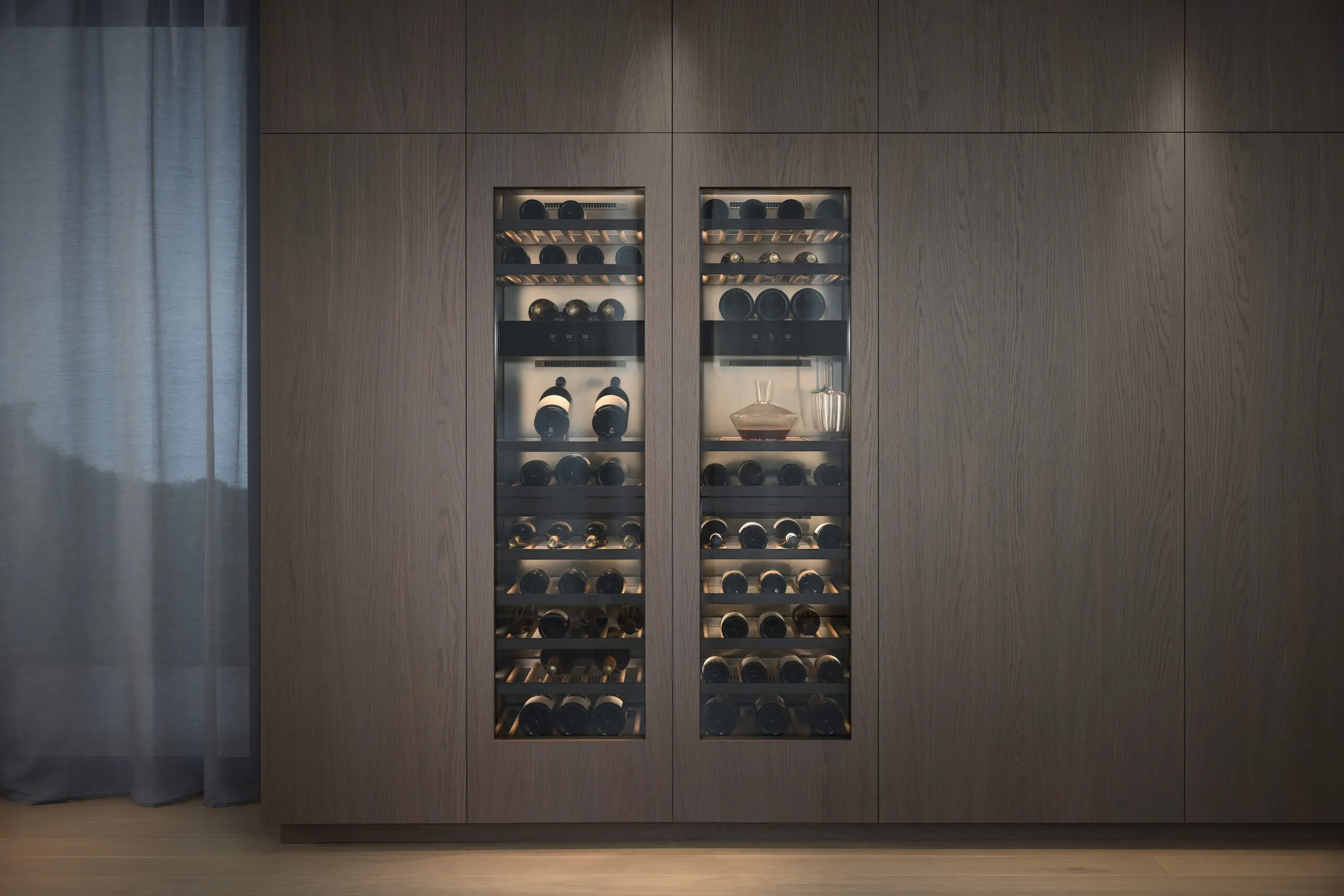 Le cantine Vario Serie Expressive di Gaggenau si integrano nell'architettura con eleganza discreta: porte senza maniglie, apertura touch e condizioni ottimali per la conservazione dei vini