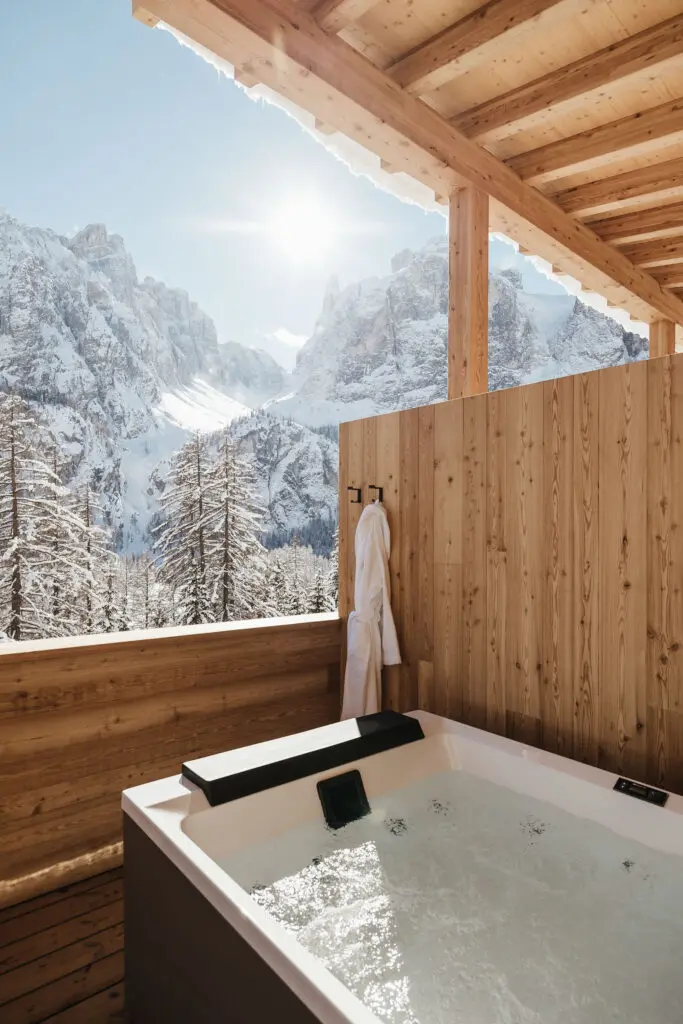 Nella Penthouse Suite dell’Hotel Kolfuschgerhof la wellness-lounge privata dotata di sauna finlandese alle erbe confina con la terrazza panoramica coperta con idromassaggio