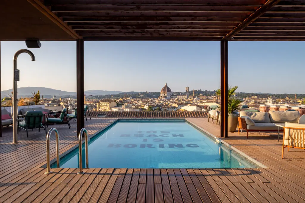 La piscina del The Social Hub - Photo by Nuri Rashid