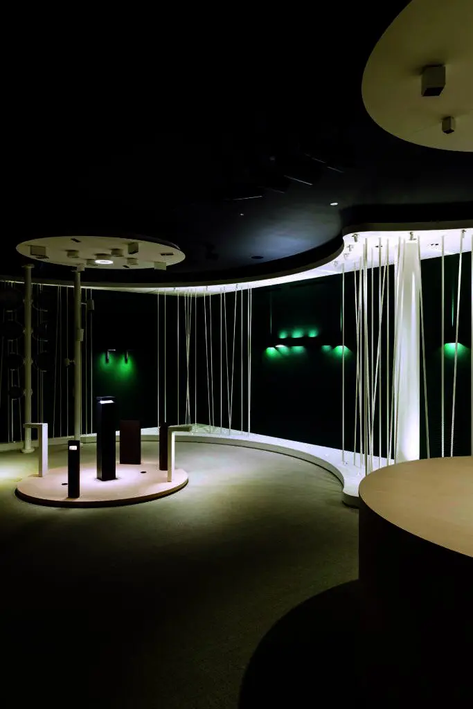 Urban, una delle sei aree applicative dei sistemi illuminotecnici dello showroom di iGuzzini - Ph. Stefano Anzini