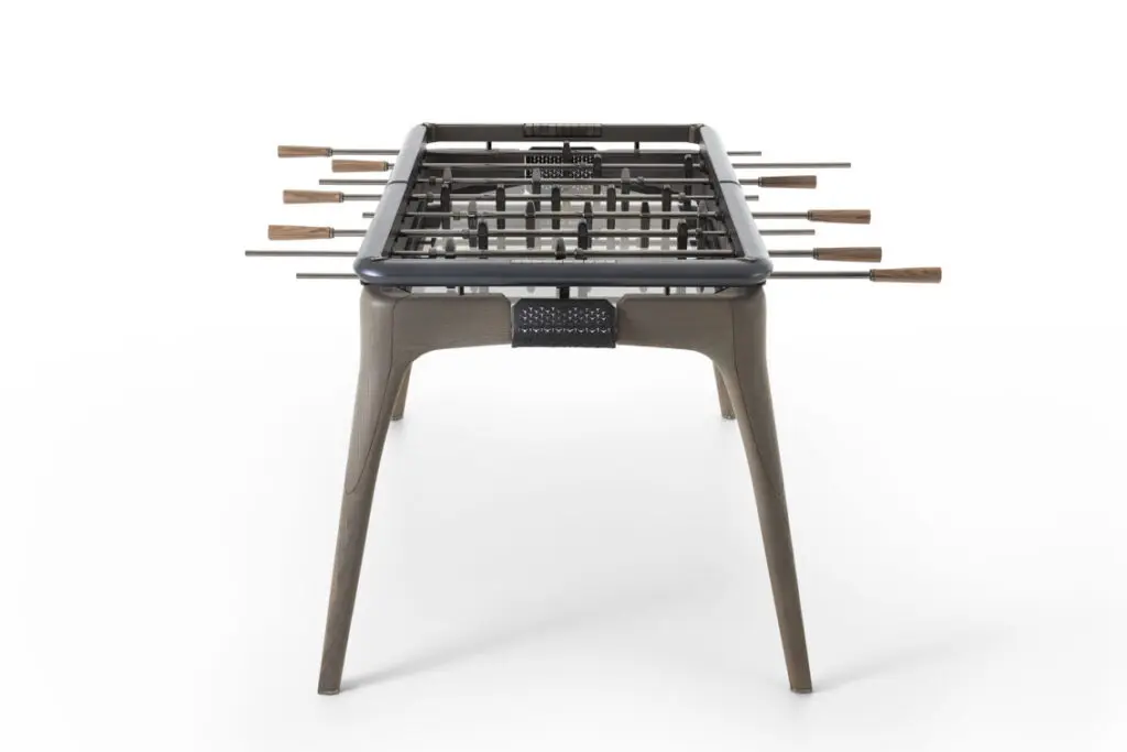 Calciobalilla della collezione Giorgetti x Maserati Edition, in legno massello con dettagli curati. Pensato per restare in vista anche a gioco finito. Courtesy Giorgetti