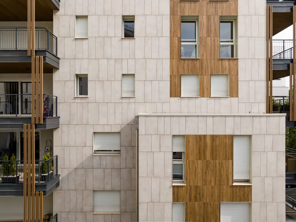 4. Ad Armonia 19 a Milano, Clays di Marazzi nella tonalità Cotton passa dalla pavimentazione del piano terra alla facciata ventilata, con un unico gres porcellanato per superficie e involucro