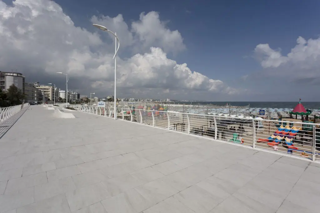 Le piastrelle Active Surfaces® di Iris Ceramica Group sul lungomare di Cattolica integrano una tecnologia fotocatalitica che, attivata dalla luce, degrada gli inquinanti, limita lo sporco e svolge un’azione antibatterica e antivirale