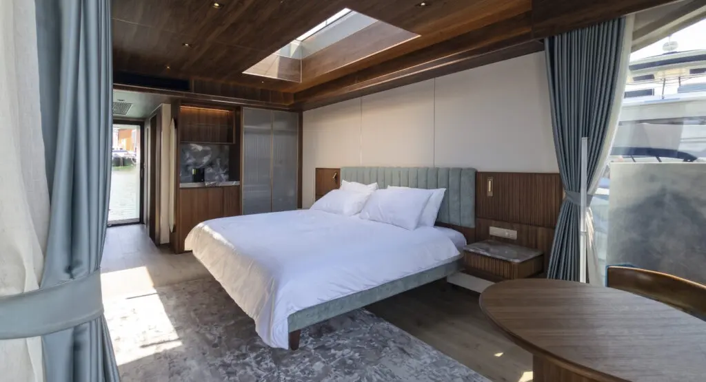 Houseboat progettata da Nicola De Pellegrini per Velysum Venezia