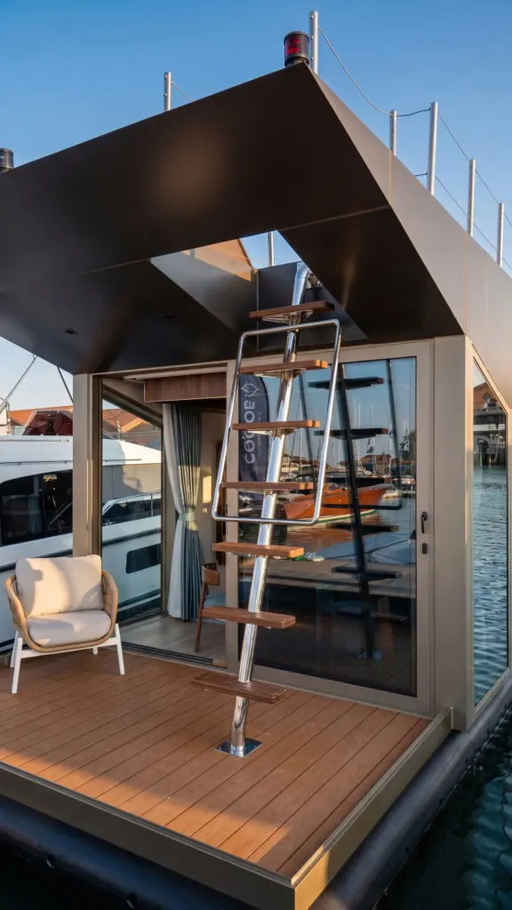 Houseboat progettata da Nicola De Pellegrini per Velysum Venezia