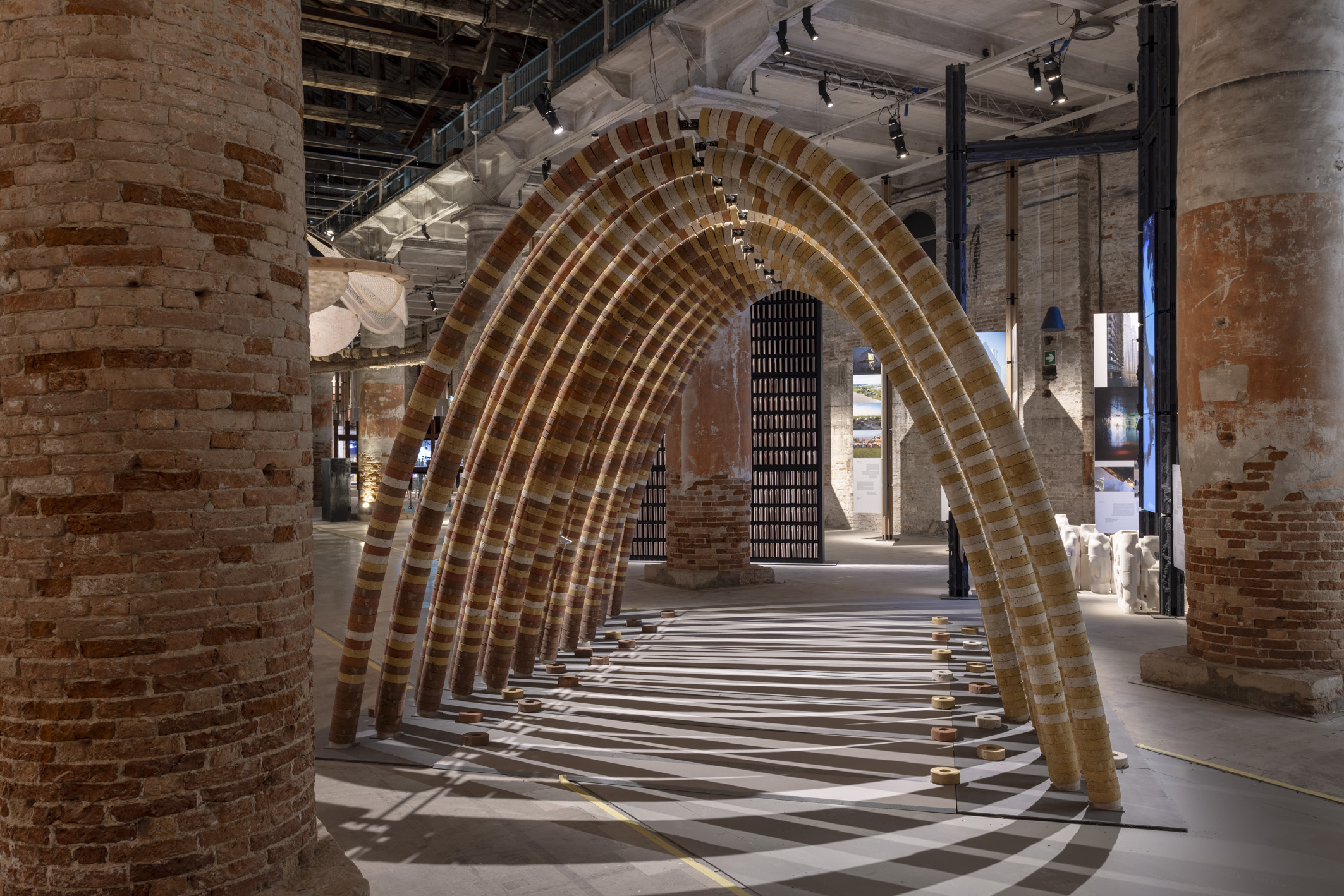 Elephan Chapel è un arco alto quattro metri costruito interamente con mattoni di sterco di elefante. (Foto Marco Zorzanello Courtesy La Biennale di Venezia)