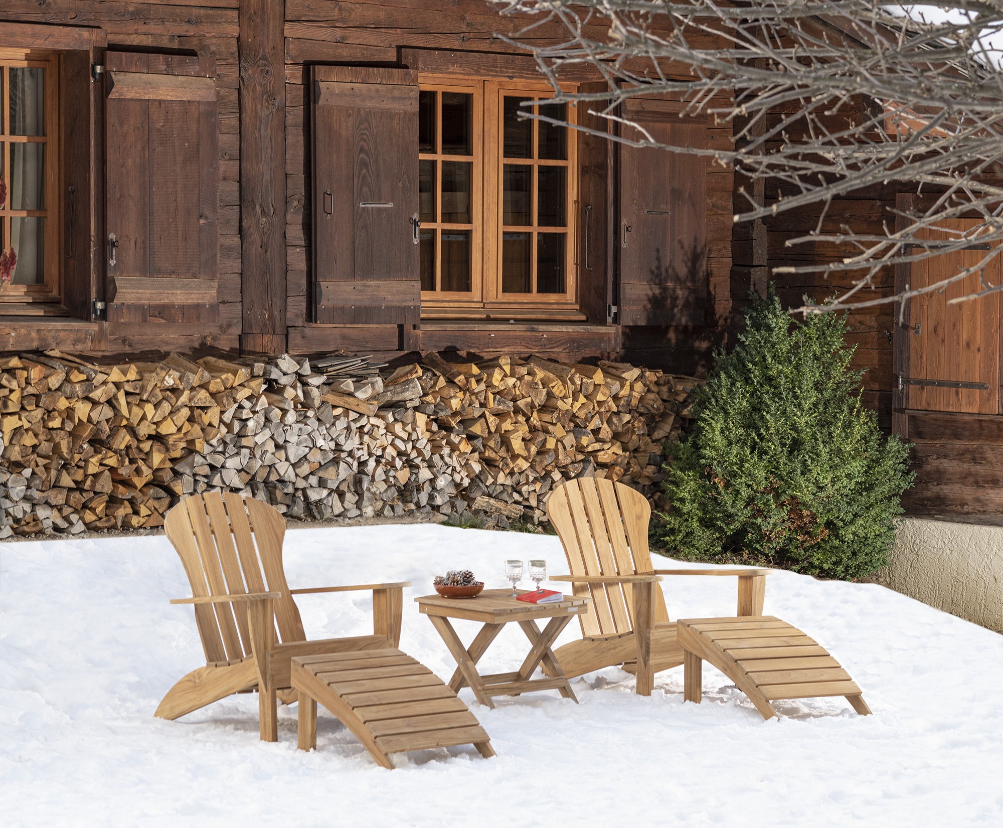 Le sedute Adirondack prodotte da Tectona, nate all’inizio del Novecento negli Stati Uniti nella regione dei monti Adirondack, sono diventate un archetipo dei mobili da giardino