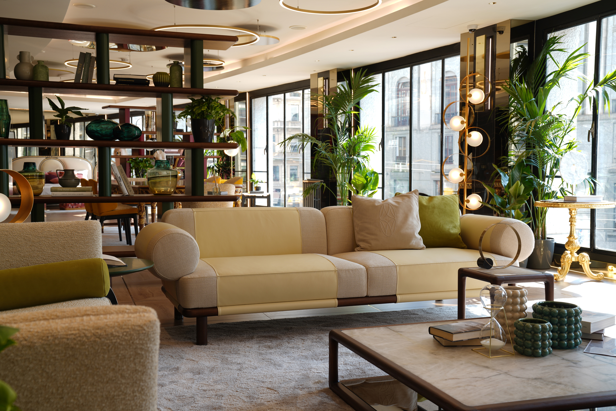 Il divano Brandy di Opera Contemporary, disegnato dal Designer Daniel Christopher